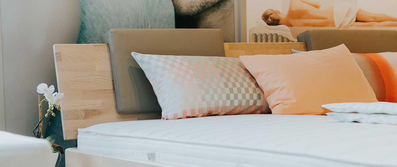 Betten Sperlich Daunenbetten und Daunenkissen vom Hersteller | Schlafberatung Bett-Detail mit Kissen